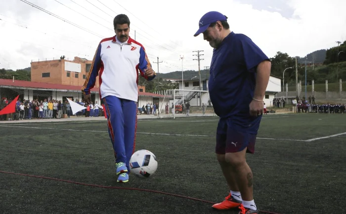 Președintele Maduro, pe teren alături de Maradona  Foto/Profimedia
