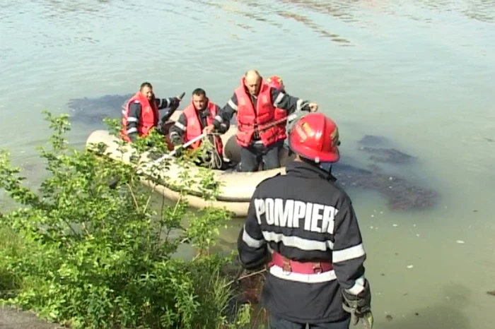 Pompierii intervin alături de un echipaj al SJA Olt pentru salvarea bărbatului FOTO: arhiva Adevărul