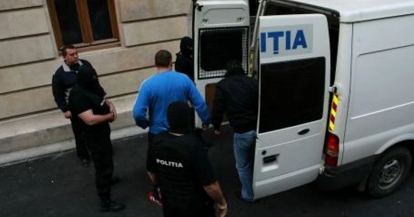 Poliţiştii l-au preluat pe tânăr de la aeroport şi l-au adus la Judecătorie