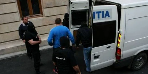 Poliţiştii l-au preluat pe tânăr de la aeroport şi l-au adus la Judecătorie
