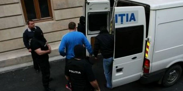 Poliţiştii l-au preluat pe tânăr de la aeroport şi l-au adus la Judecătorie