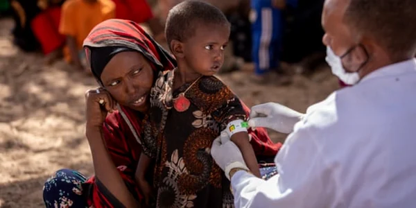 Un lucrător medical măsoară circumferinţa braţului unei fetiţe din Etiopia FOTO UNICEF/Mulugeta Ayene