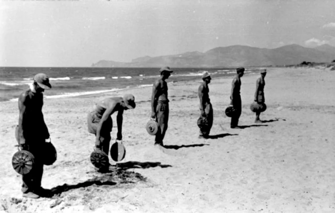 10 bundesarchiv bild 101i 303 0598 04 italien soldaten mit minen an einem strand 640x408 jpg jpeg