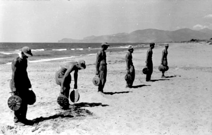 10 bundesarchiv bild 101i 303 0598 04 italien soldaten mit minen an einem strand 640x408 jpg jpeg