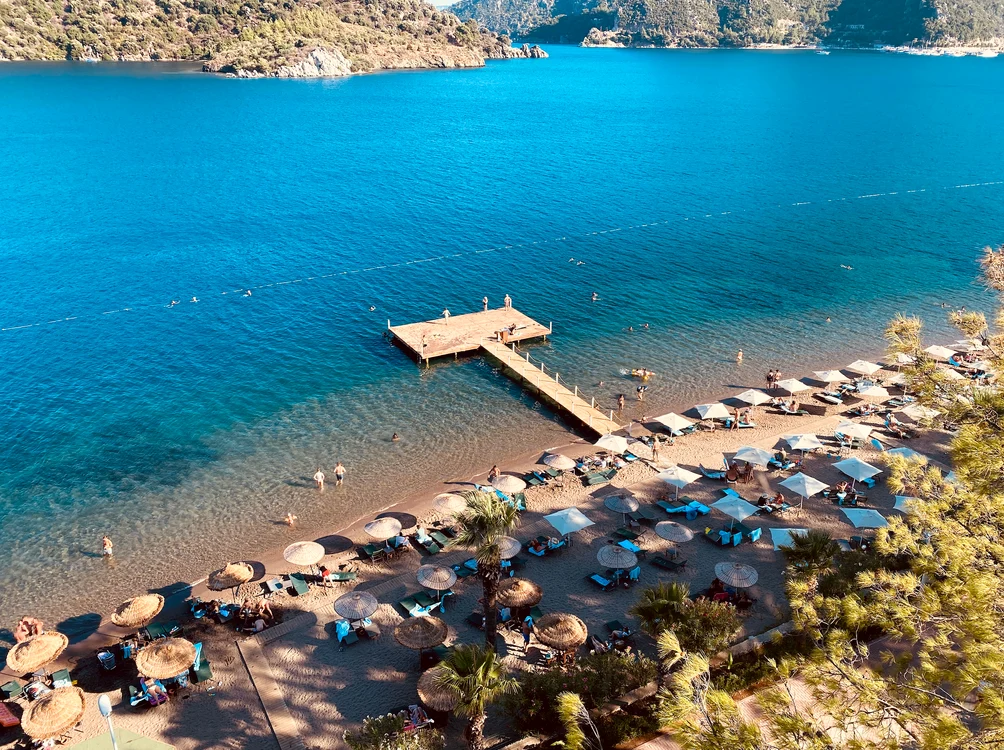 Distanţarea se păstrează în zona plajelor şi piscinelor