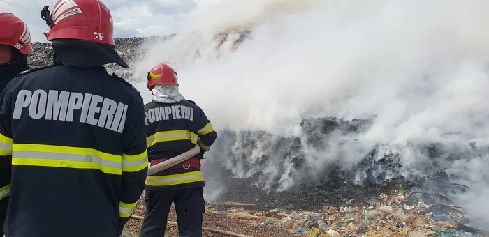 Pompierii au intervenit câteva zile pentru stingerea incendiului FOTO: ISU Galați