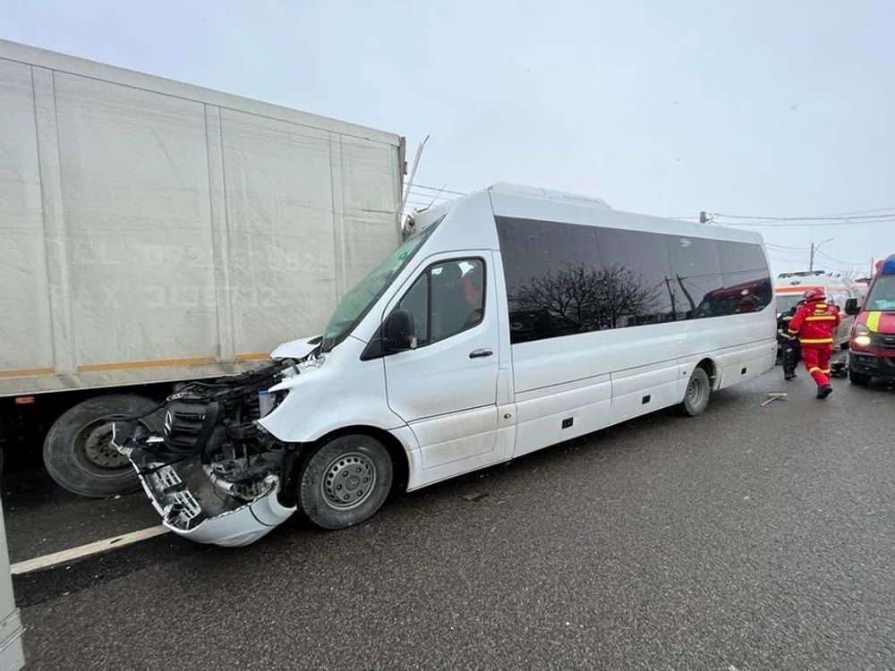 Jumătatea din partea din față a microbuzului a fost strivită în urma impactului cu TIR-ul FOTO ISU