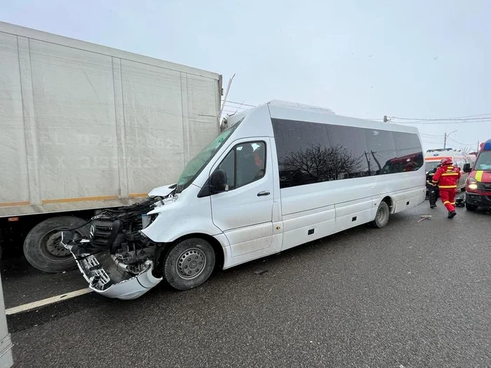 Jumătatea din partea din față a microbuzului a fost strivită în urma impactului cu TIR-ul FOTO ISU