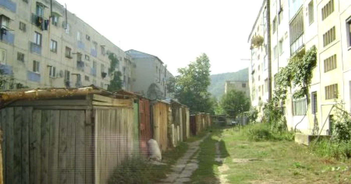 Spaţiile dintre blocuri s-au transformat în magazii de lemne