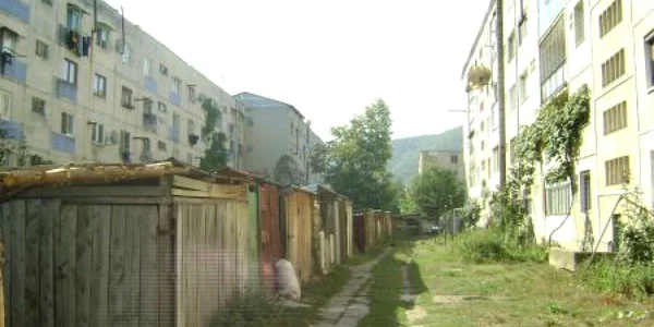 Spaţiile dintre blocuri s-au transformat în magazii de lemne