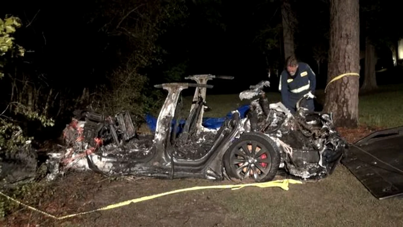 Cei doi pasageri aflați în Tesla au murit în urma accidentuluiFoto: KPRC 2/ dailystar.co.uk