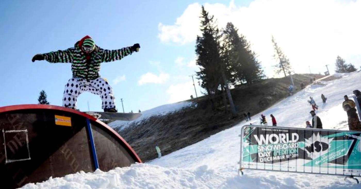 Snowboarderii au fost împărțiți în două categorii de vârstă. 
