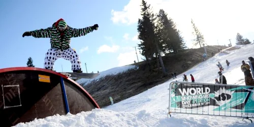 Snowboarderii au fost împărțiți în două categorii de vârstă. 