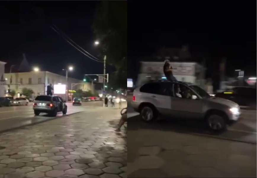 Teribilism în trafic la Rădăuți. Un ucrainean s-a plimbat cu mașina prin oraș cu un pasager ieșit prin trapa vehiculului VIDEO