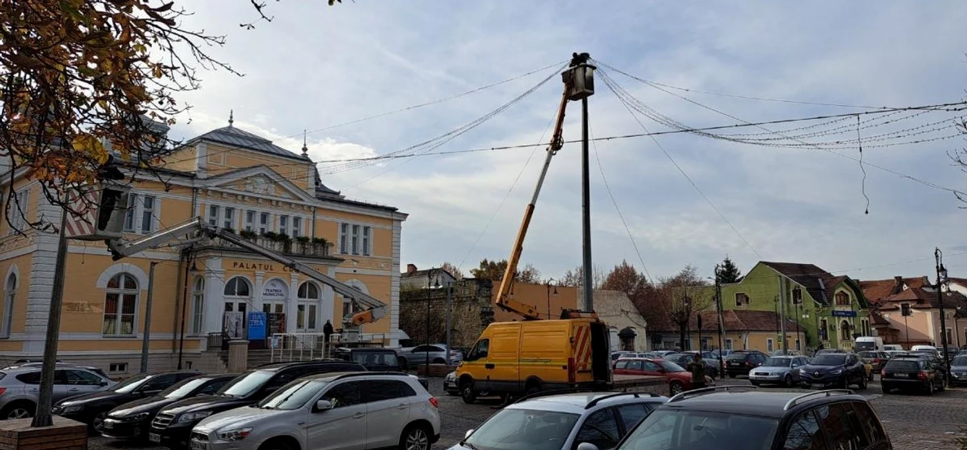 La Bistriţa a început montarea luminiţelor de Crăciun. FOTO: Facebook/Primaria Bistriţa