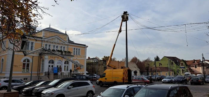 La Bistriţa a început montarea luminiţelor de Crăciun. FOTO: Facebook/Primaria Bistriţa