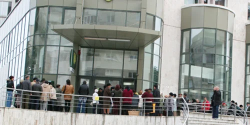 Sute de botoşăneni au aşteptat în faţa băncii pentru a intra să-şi ridice banii