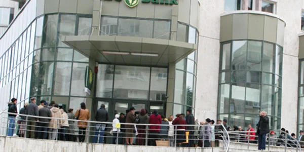 Sute de botoşăneni au aşteptat în faţa băncii pentru a intra să-şi ridice banii