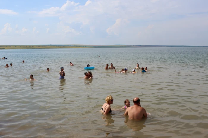 În weekend, "marea" de la Stânca e luată cu asaltFoto: "Adevărul"