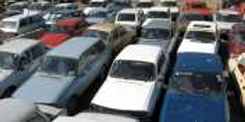 Maşini casate în curtea societăţii „Redivivus“ din Bistriţa