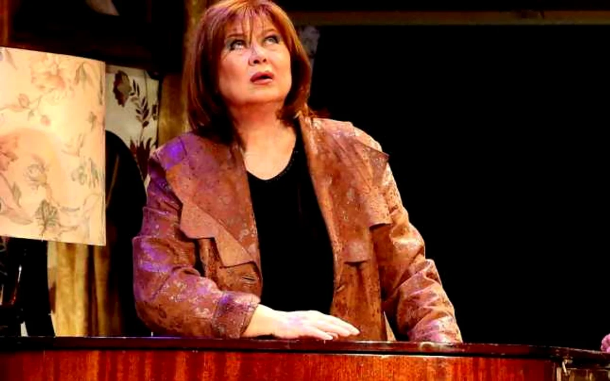Piesa „Dumnezeu se îmbracă de la second hand”, la Teatrul Naţional „I.L. Caragiale” din Bucureşti           FOTO Florin Ghioca