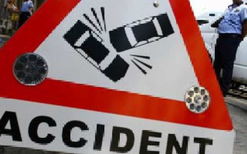 Accident cu un autotren şi două autoturisme pe A1. Traficul este blocat