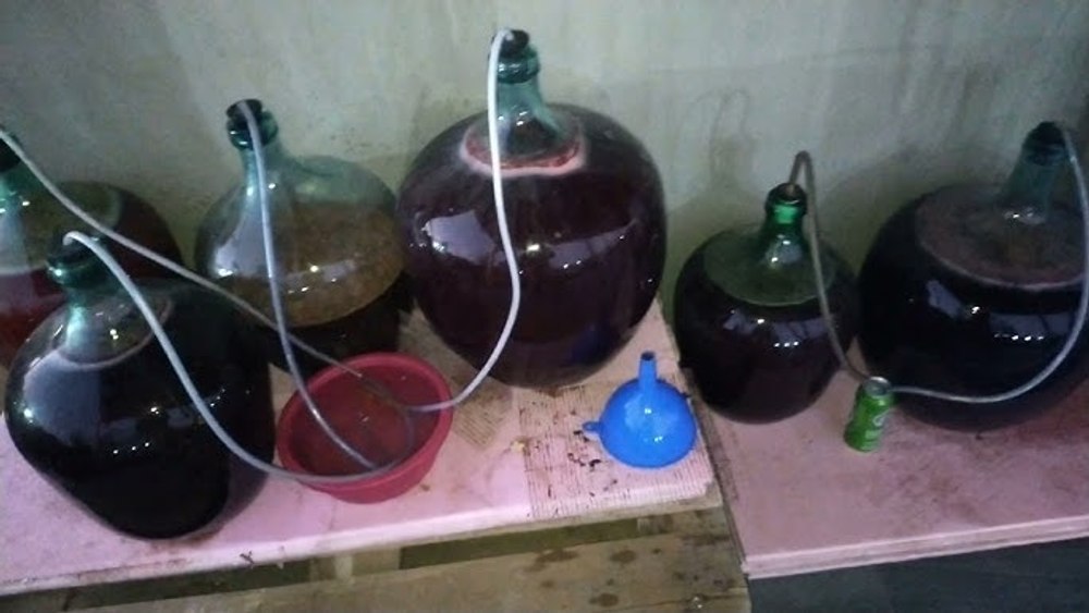 O femeie din Iaşi a murit intoxicată din cauza mustului care fermenta. Soțul ei a fost salvat în ultima clipă