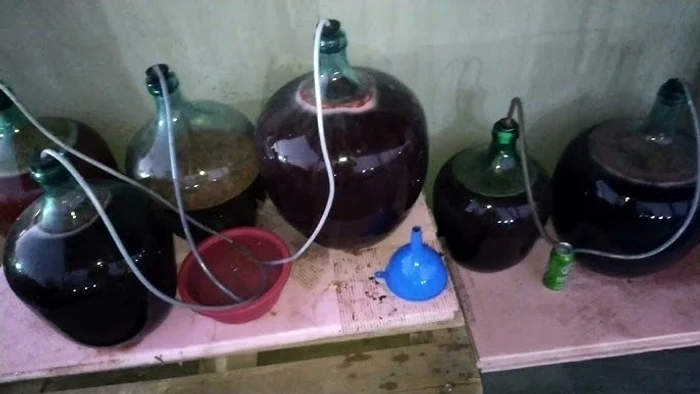 Intoxicat cu monoxid de carbon provenit de la mustul aflat în fermentaţie Foto:captură video Youtube
