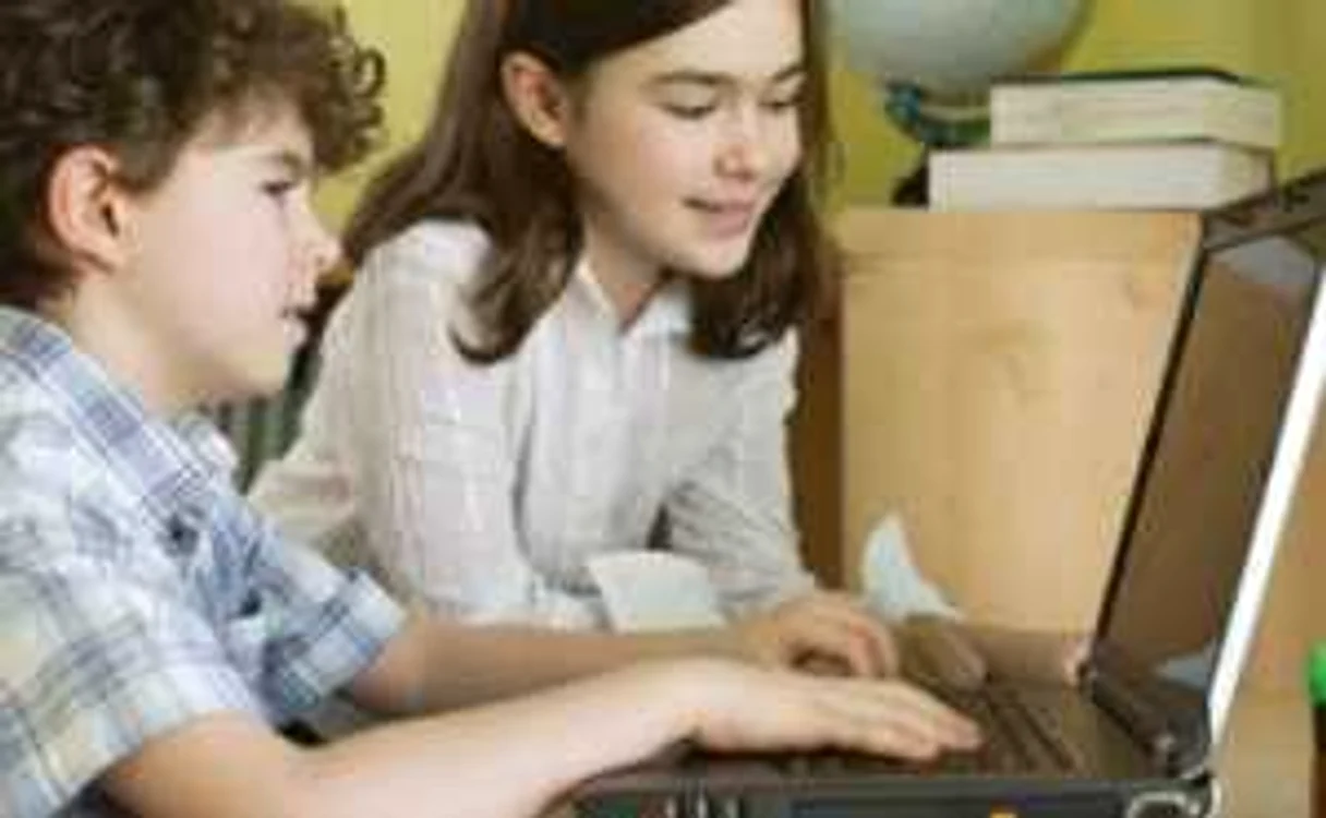 Ce caută copiii pe internet: sex, Facebook şi YouTube