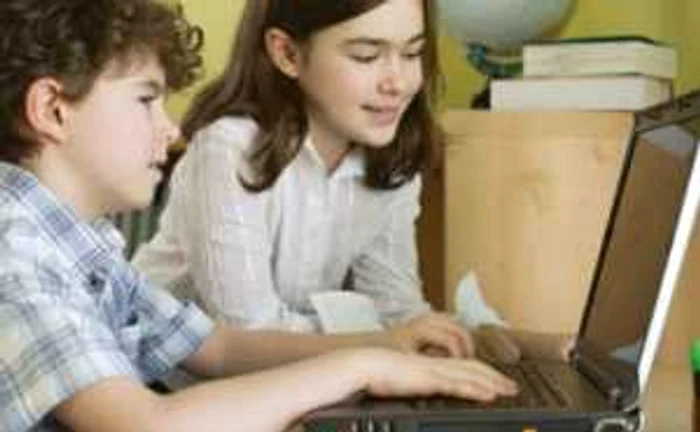 Ce caută copiii pe internet: sex, Facebook şi YouTube