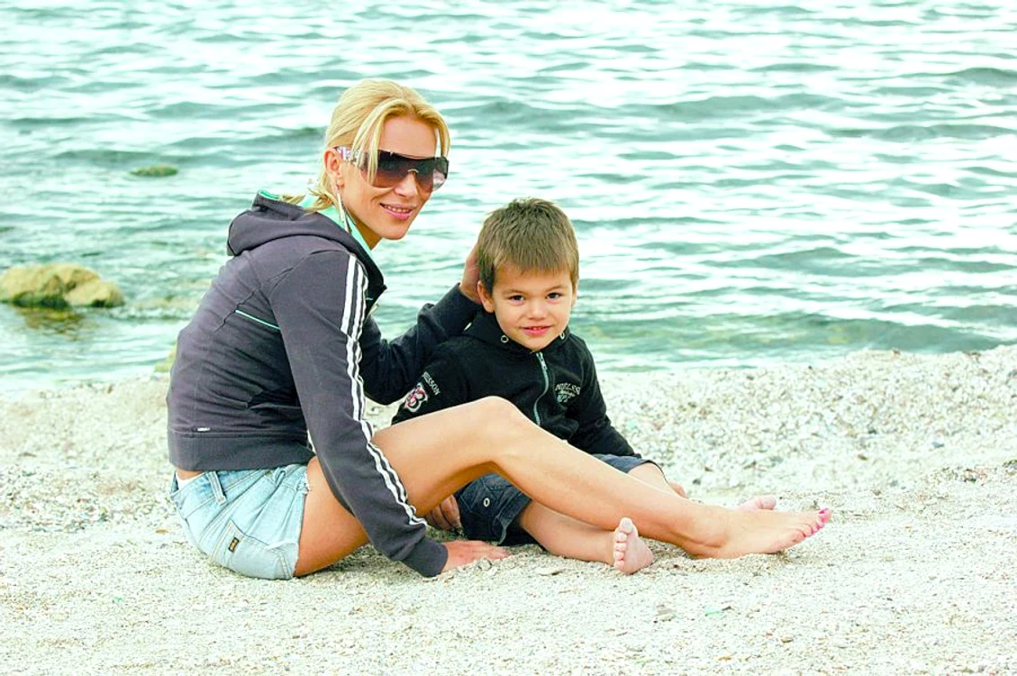 Cristina Şoloc şi  fiul  ei Alexandru