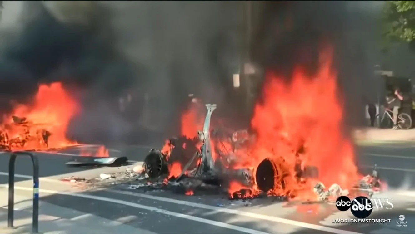Protestatarii au aprins mașini în LA. Captură video ABC News