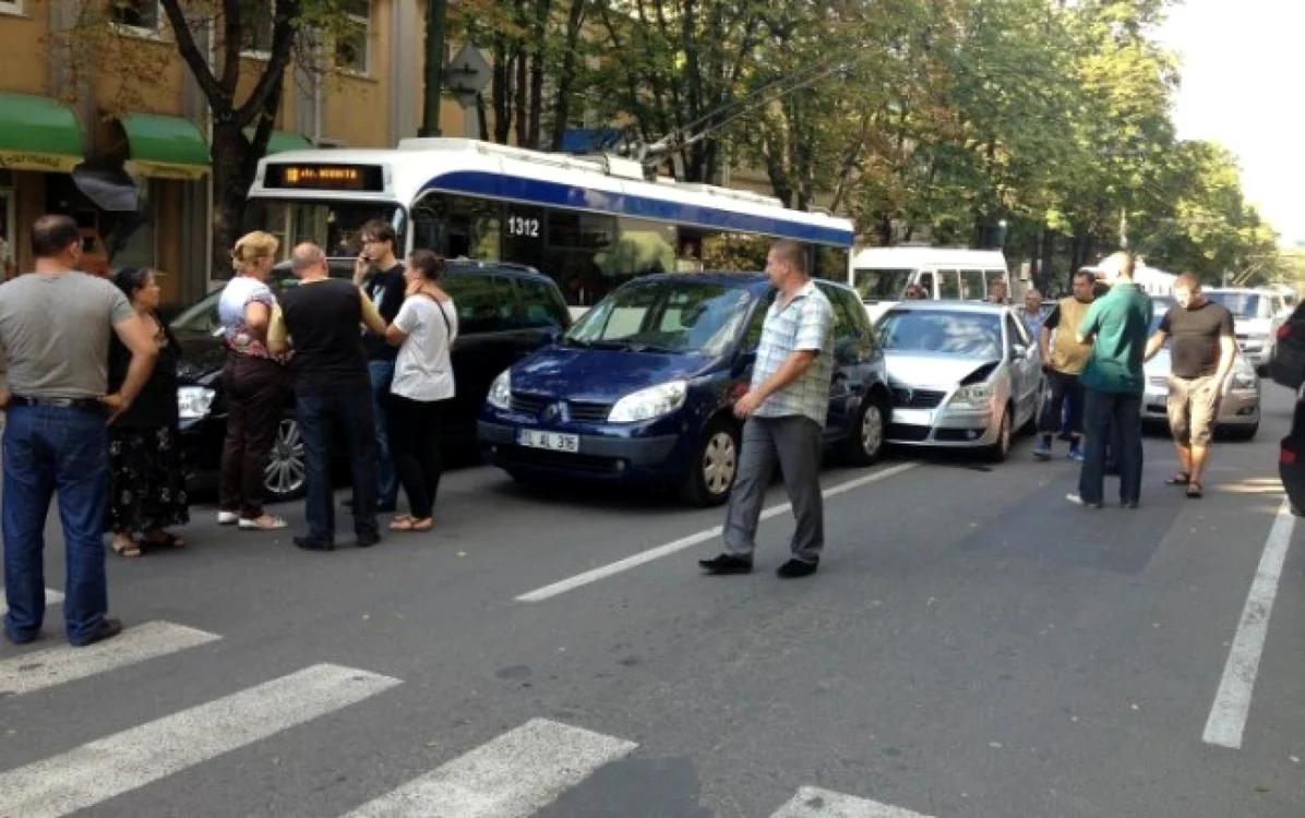 Accidentul a blocat strada Bănulescu Bodoni din Capitală FOTO Unimedia.info