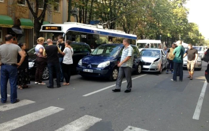 Accidentul a blocat strada Bănulescu Bodoni din Capitală FOTO Unimedia.info