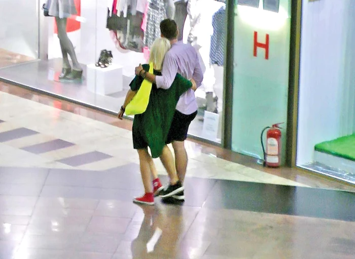 Au mers doar îmbrăţişaţi