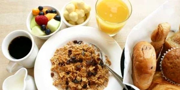 Micul dejun în fiecare dimineaţă trebuie să conţină alimente sănătoase 