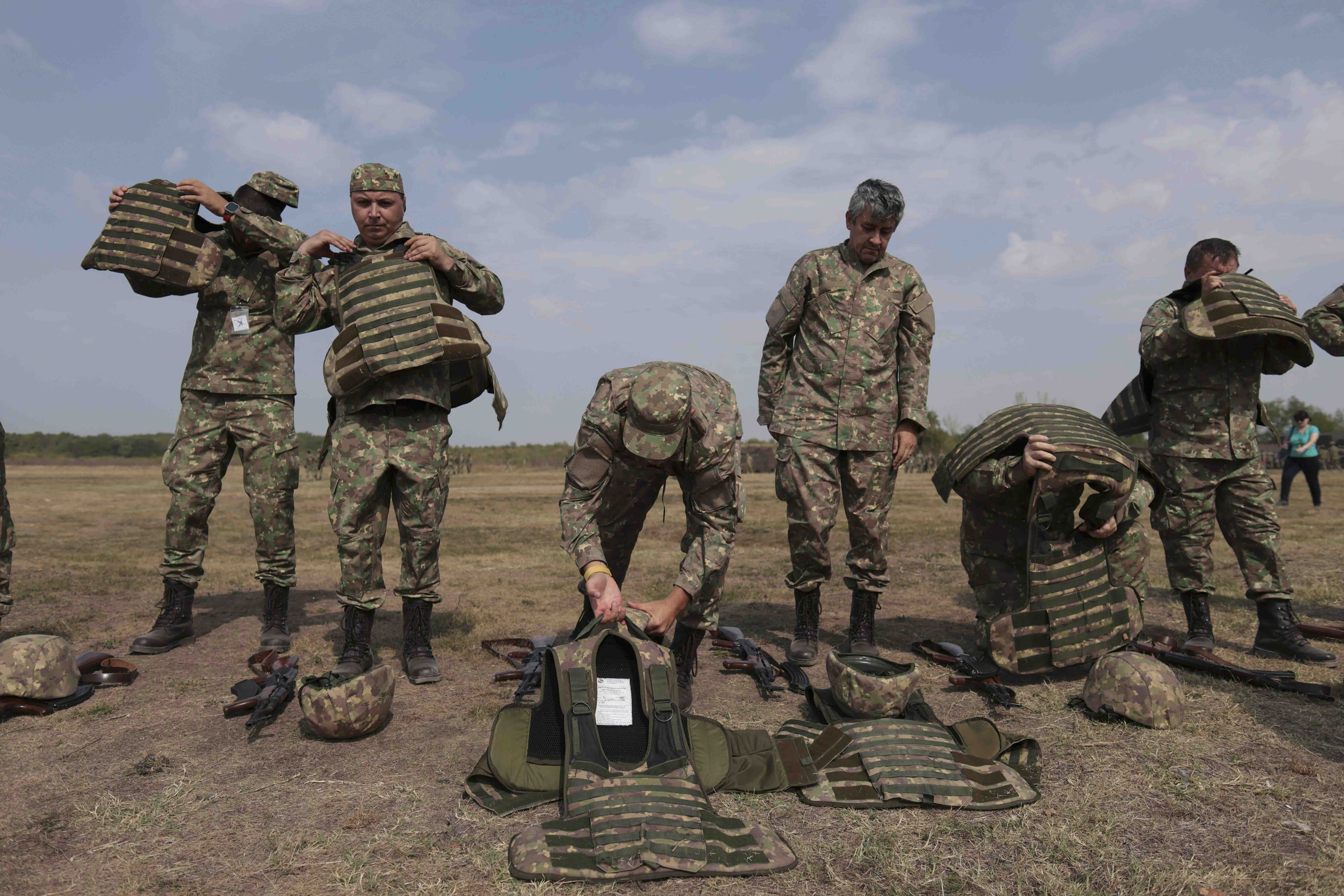 Antrenament cu rezerviștii din Prahova și Dâmbovița în cadrul exercițiului militar MOBEX PH DB 24, la poligonul Coada Izvorului, Prahova. FOTO Inquam Photos / George Călin