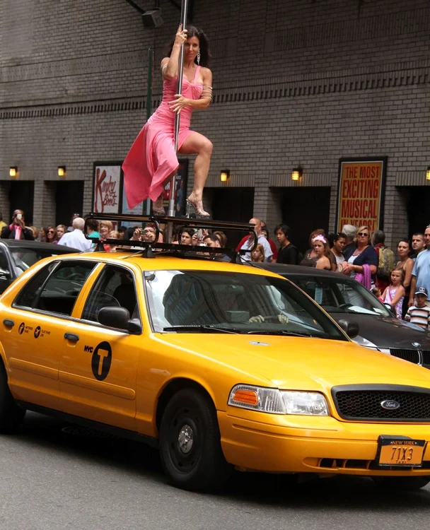 Taxi cu bara de streaptease (Foto: Hepta)