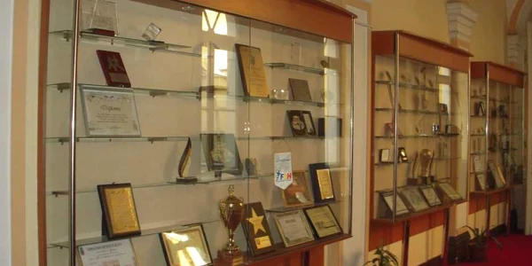 Primarul Apostu are o colecţie impresionantă de diplome şi medalii.