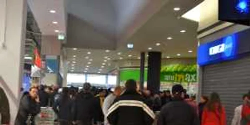 Aglomeraţie mare la deschiderea Coresi Shopping.