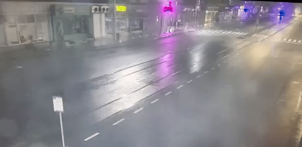 Ambulanță în misiune, lovită de un șofer beat. A fost proiectată într-o stație de tramvai VIDEO