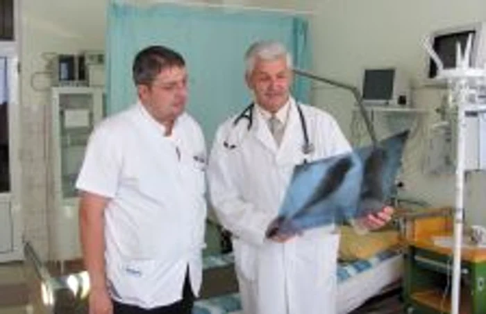 Oncologul Răzvan Curcă, stânga imaginii