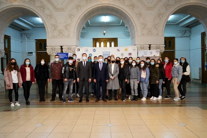 Cei 44 de studenţi care vor beneficia de kit-ul studentului FOTO UGAL