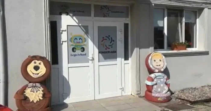 Imagine cu intrarea grădiniței din Timișoara / foto: captura video Antena 3 CNN