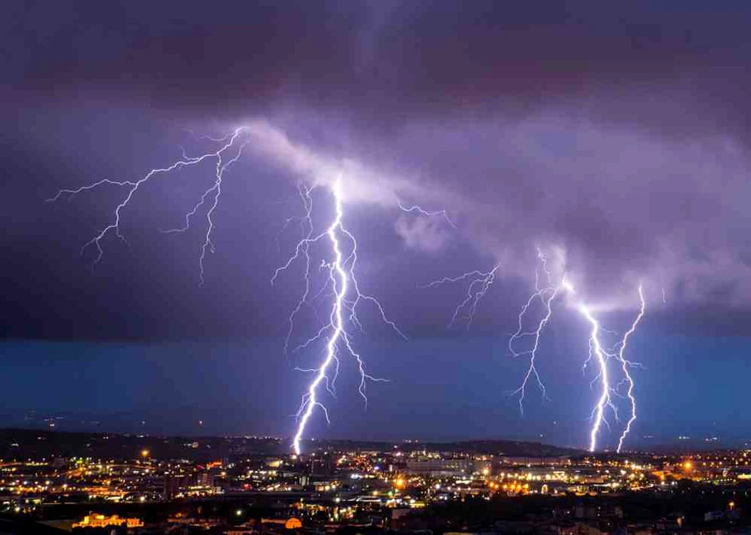 Fulgerele şi norii negri creau senzaţia că te afli în iadFoto: Caters