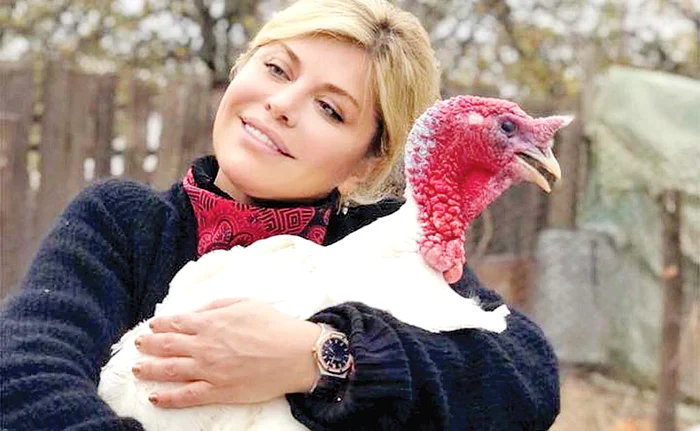 Lori s-a jucat cu orătăniile din ograda unchilor săi