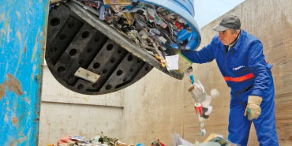 Televizoare vechi sau pisici moarte în pubelele de colectare selectivă