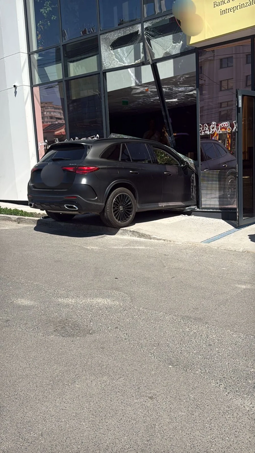 Accident spectaculos în Galați: o femeie de 71 de ani a intrat cu mașina direct într-o bancă