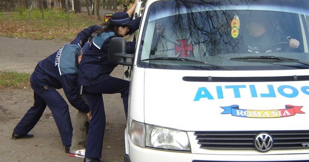 Cum a fost prins un tânăr care a furat 15 telefoane scumpe dintr-un magazin de două ori și a condus apoi fără permis   