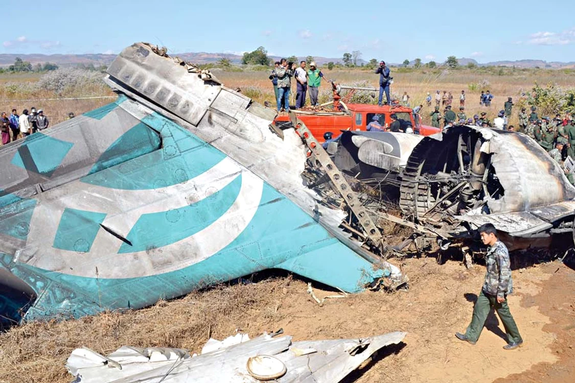 După ce s-a prăbuşit, avionul care se rupsese în două arăta ca o epavă (Fotografii: afp/ reuters)